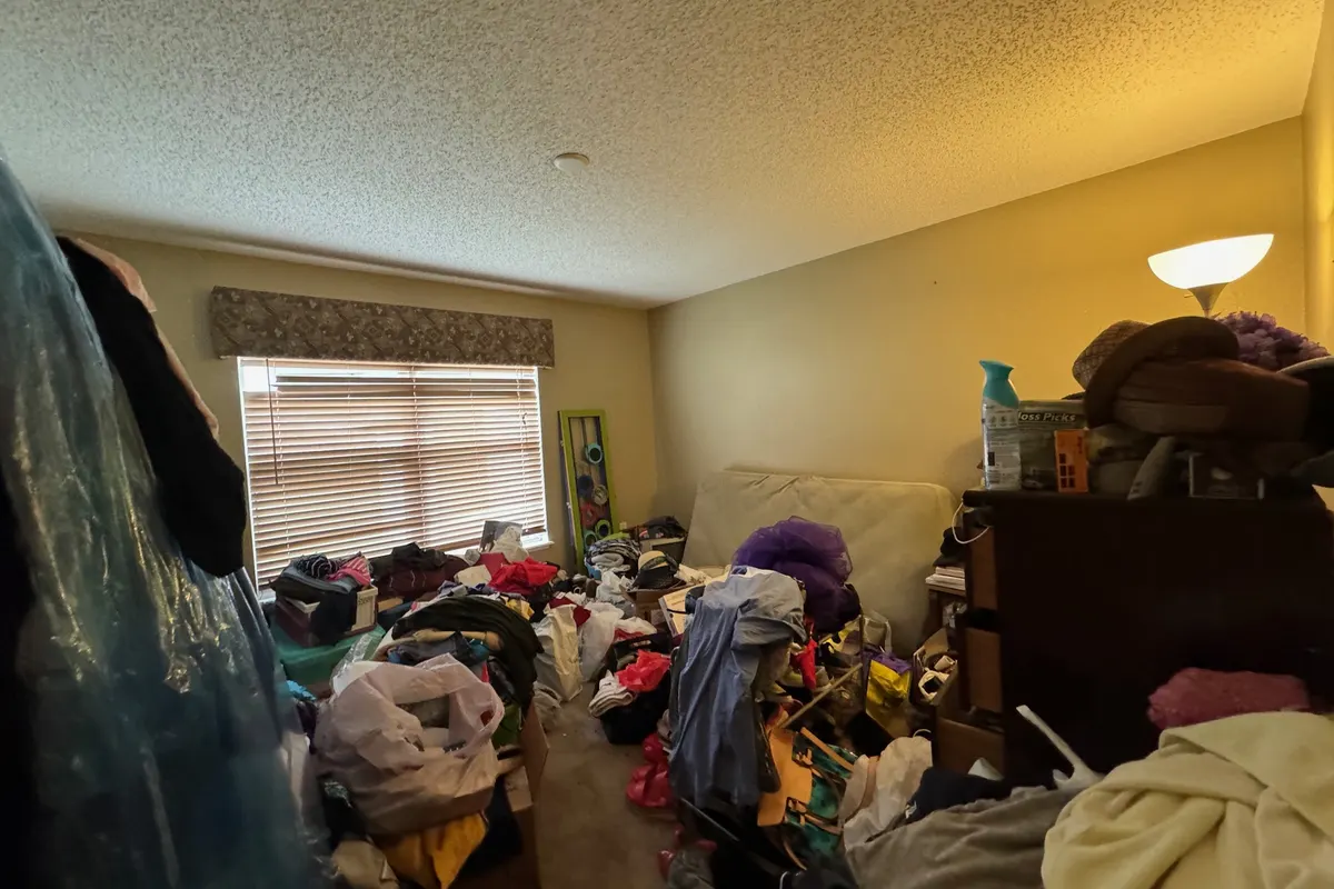 A homeowner closing on a fast house sale
