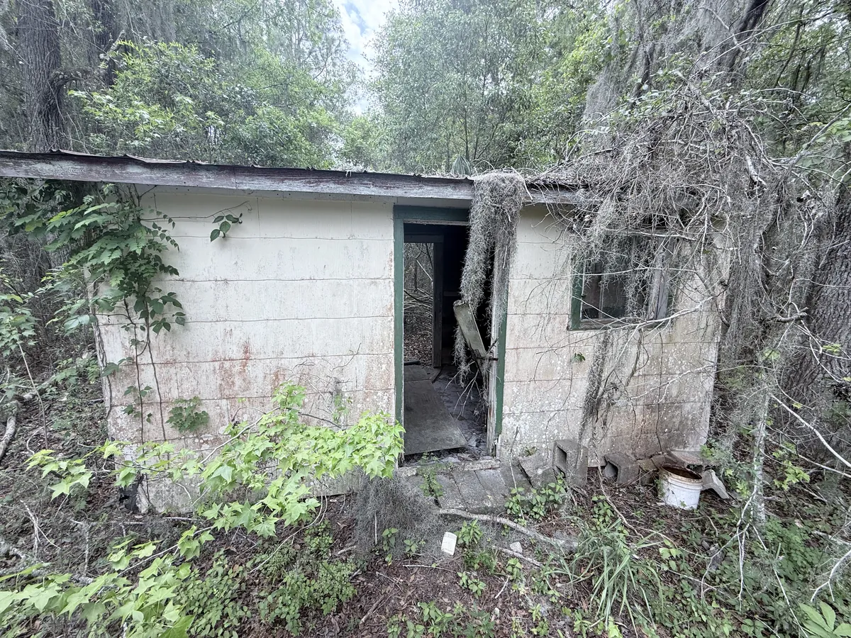House with code violations we buy as-is in Middleburg, Florida